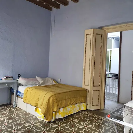 Old Merchant's Pansiyon Cadiz